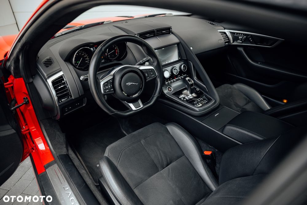 Jaguar F-Type 2.0 Chequered Flag - 8