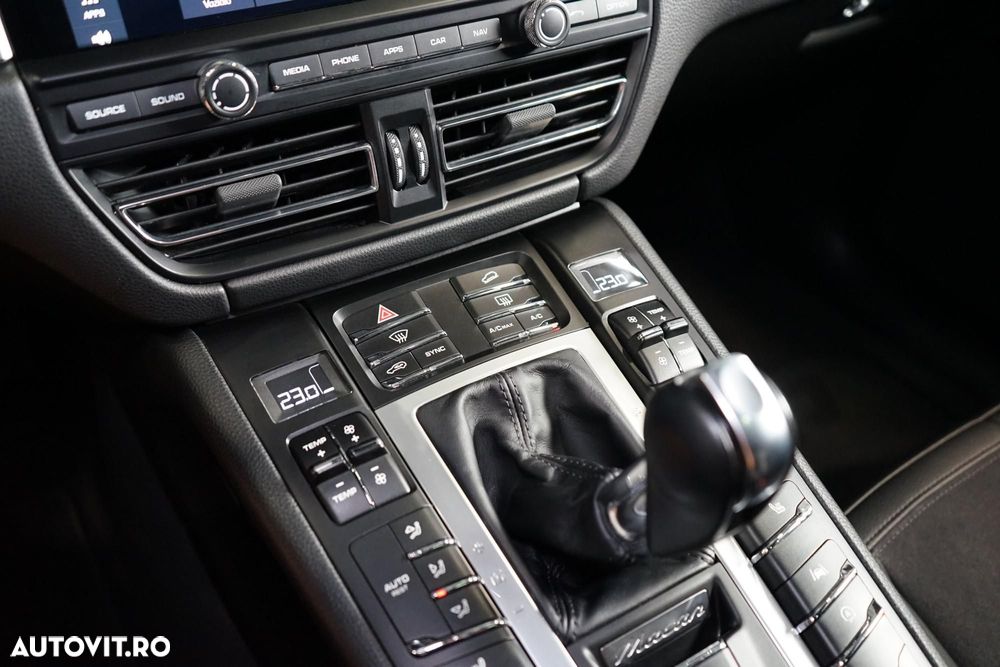 Porsche Macan - 25