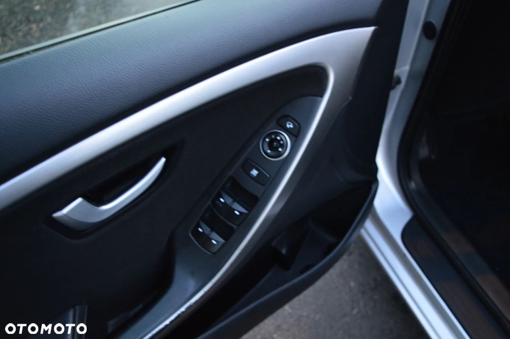 Hyundai i30 i30cw 1.6 CRDi Fifa World Cup Edition - 18