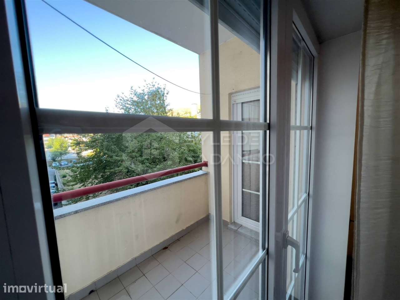 QUARTO  em apartamento T4 COM SALA e 2 casas de banho na zona baixa da - Grande imagem: 5/35