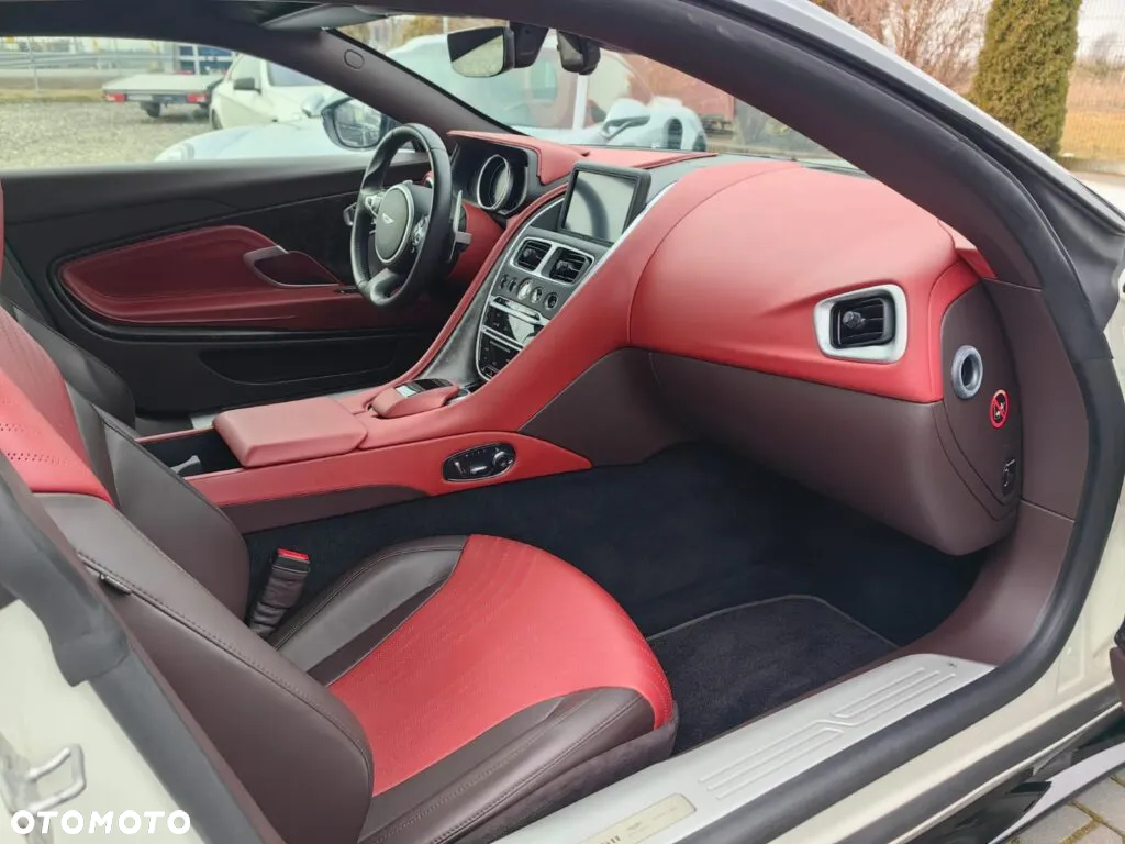 Aston Martin DB11 V8 Coupe - 23