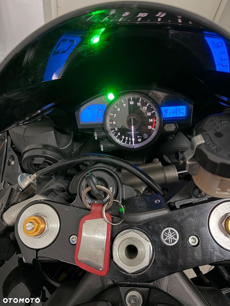 Yamaha R1 - 11