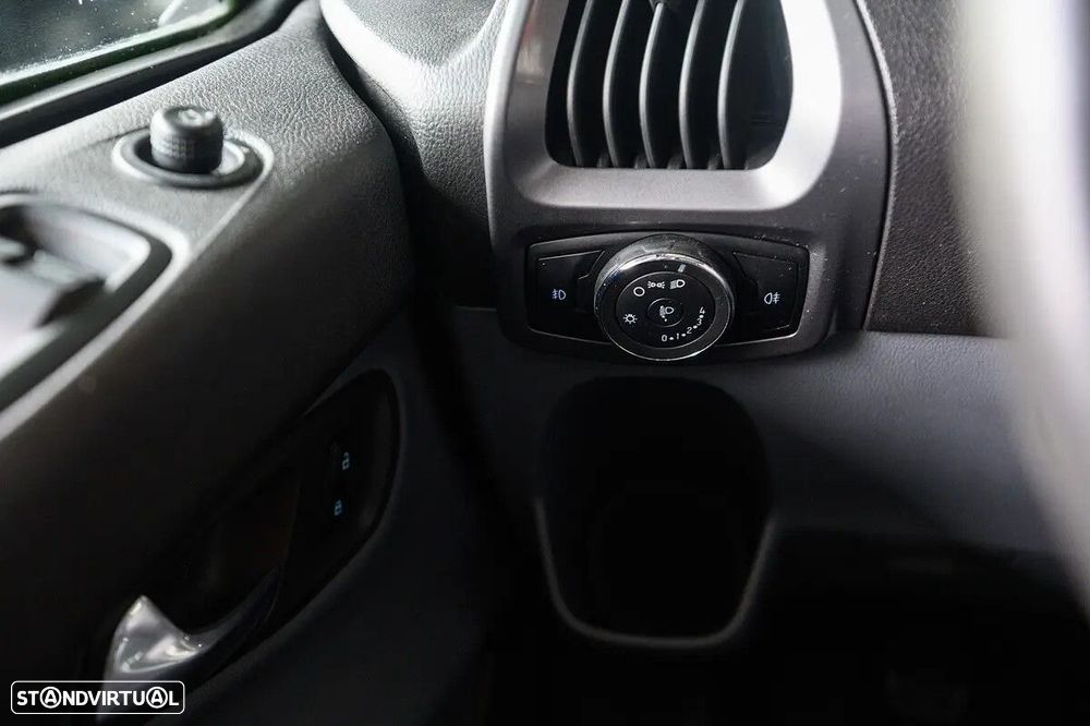 Ford Transit Custom Adaptada p/ 3 cadeiras de rodas - 36