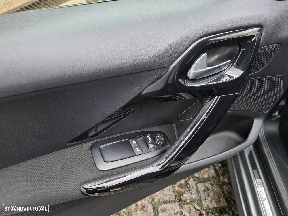 Peugeot 208 1.2 PureTech Style - 23