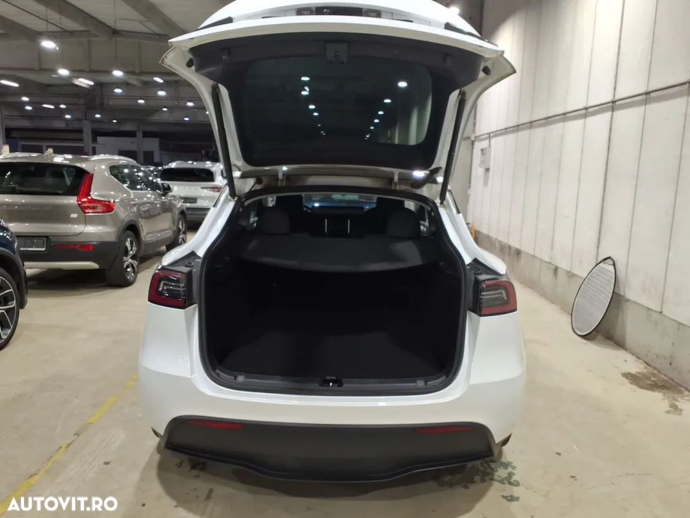 Tesla Model Y Long Range Dual Motor AWD - 8