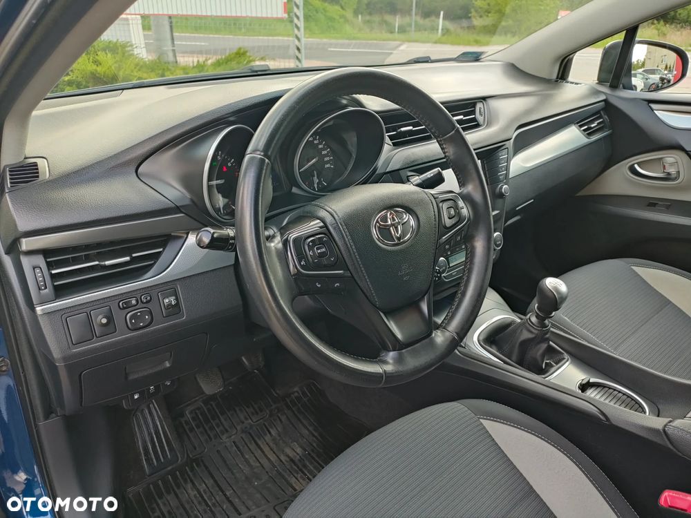 Toyota Avensis 1.8 Premium - 23