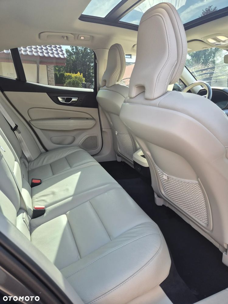 Volvo S60 B5 B AWD Plus Dark - 8