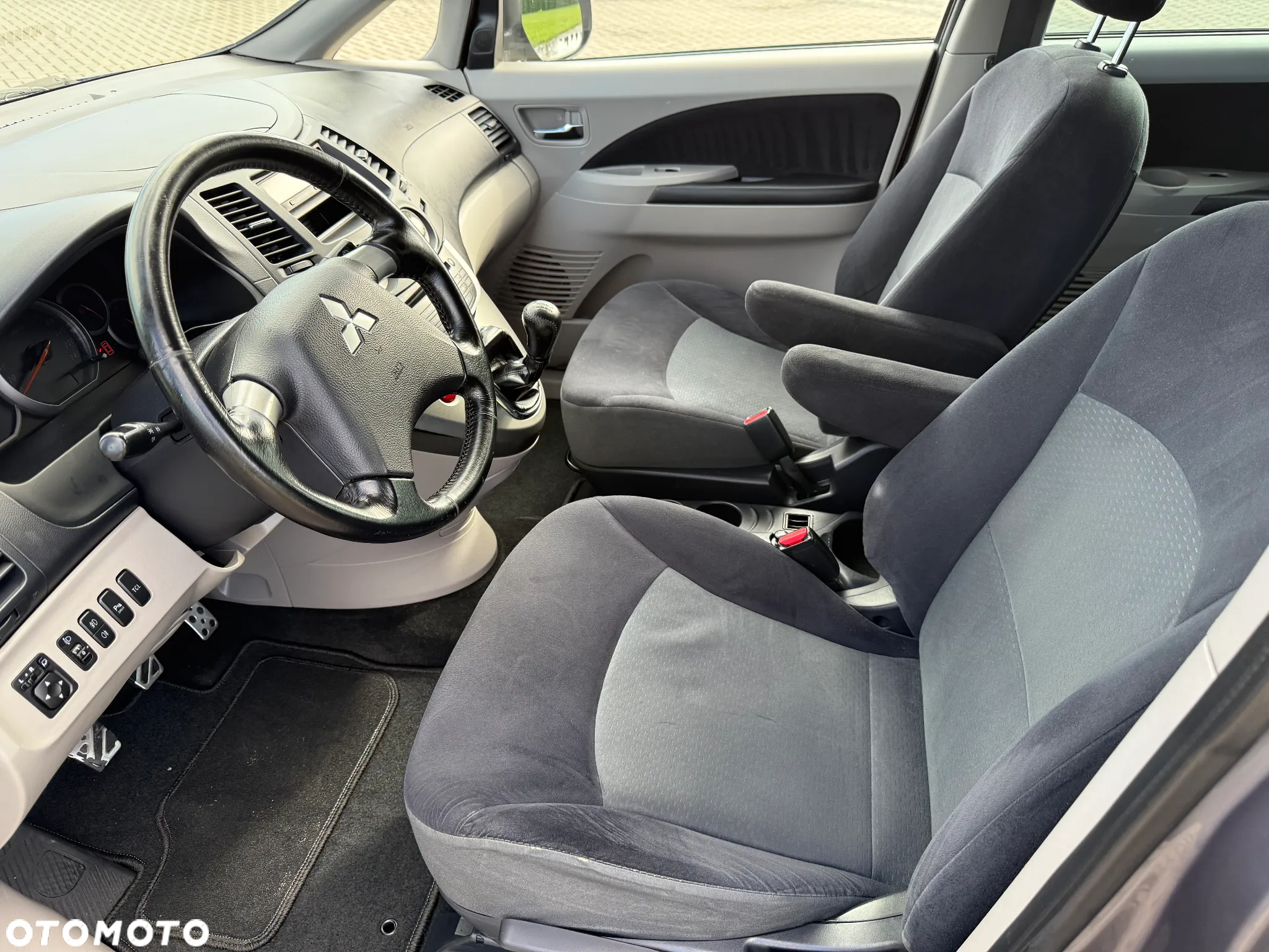 Mitsubishi Grandis - 26