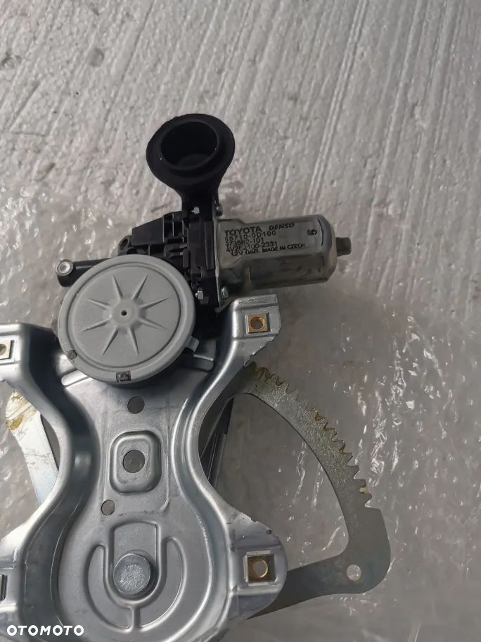 Toyota Yaris  podnośnik szyby PP 69810-0D300 - 2