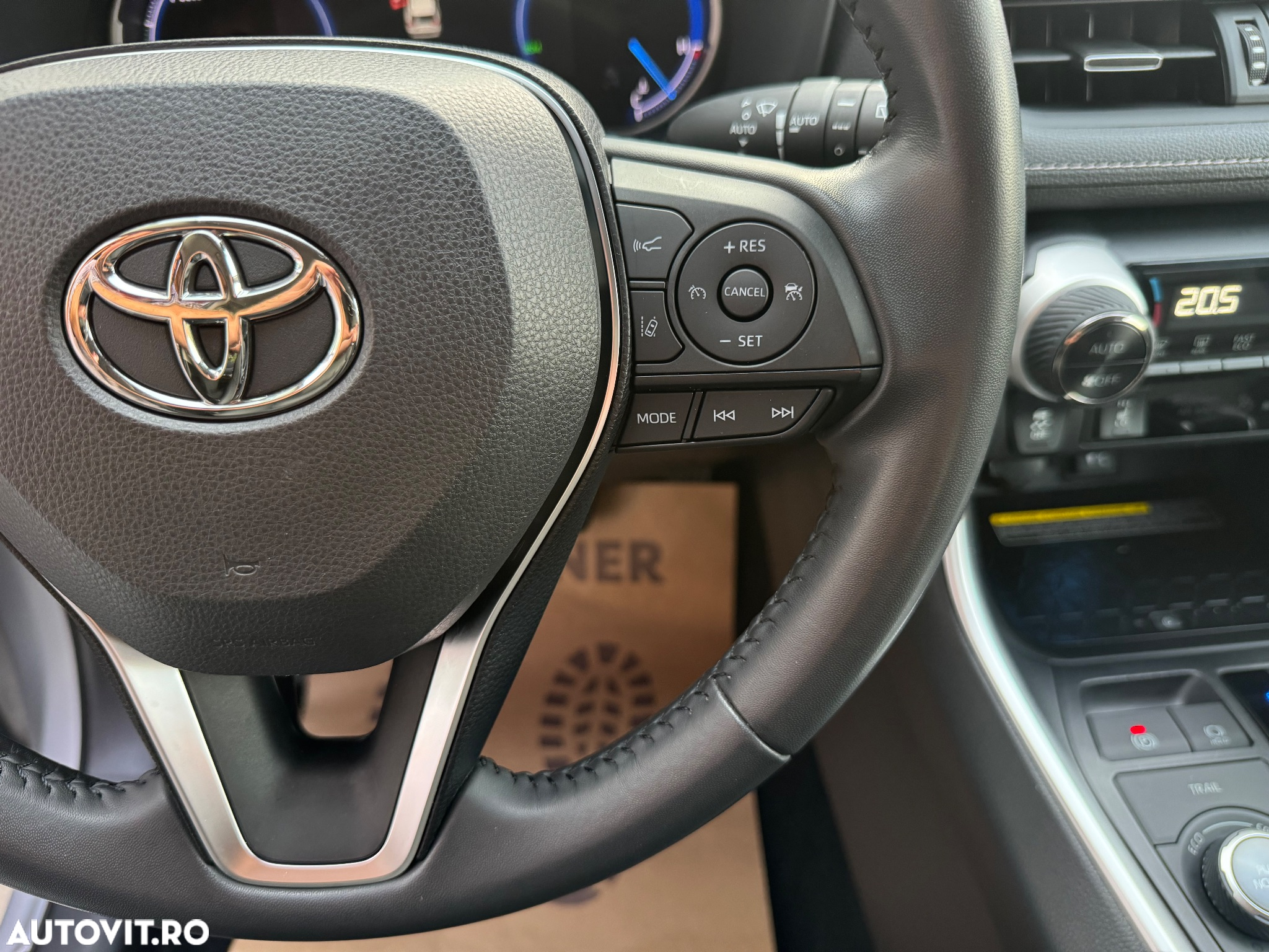 Toyota RAV4 2.5 4x4 Hybrid Team Deutschland - 27