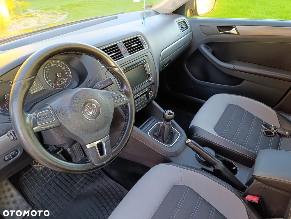 Volkswagen Jetta - 2