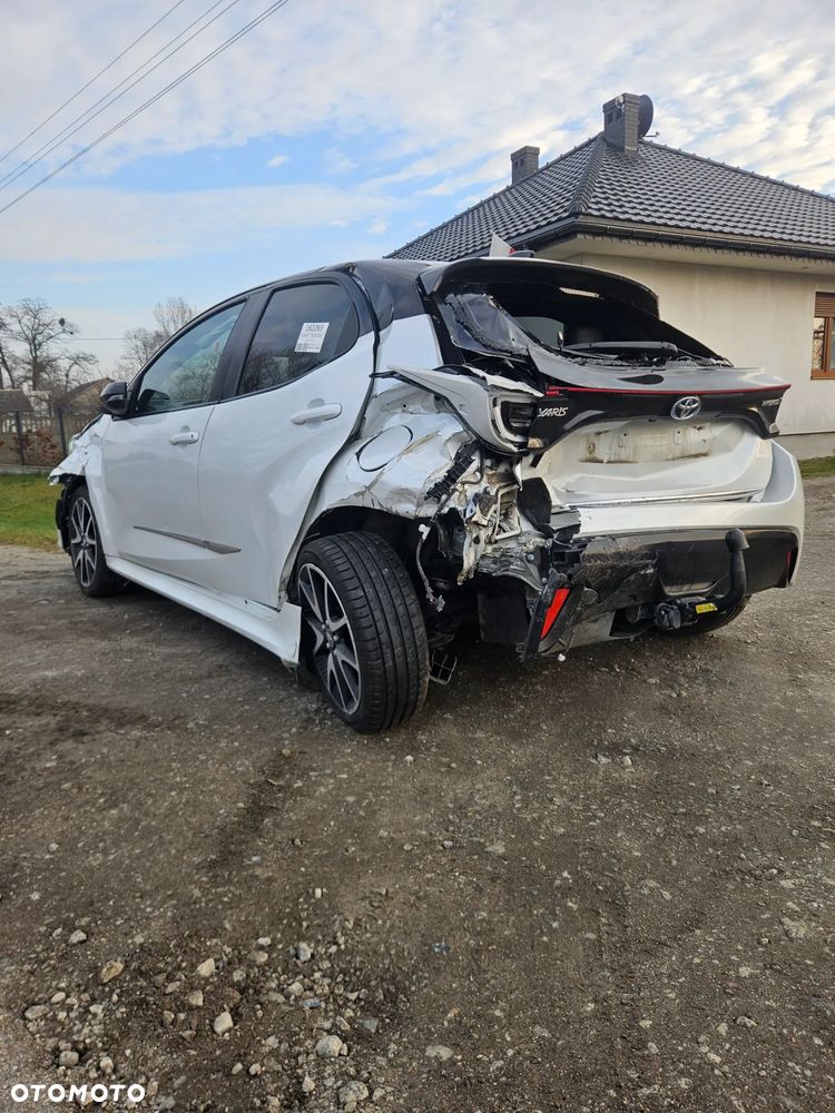 Toyota Yaris Hybrid 100 Selection - 8