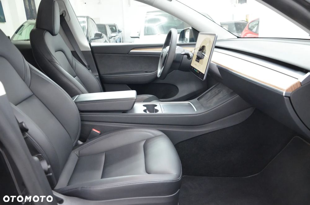 Tesla Model Y Long Range AWD - 15