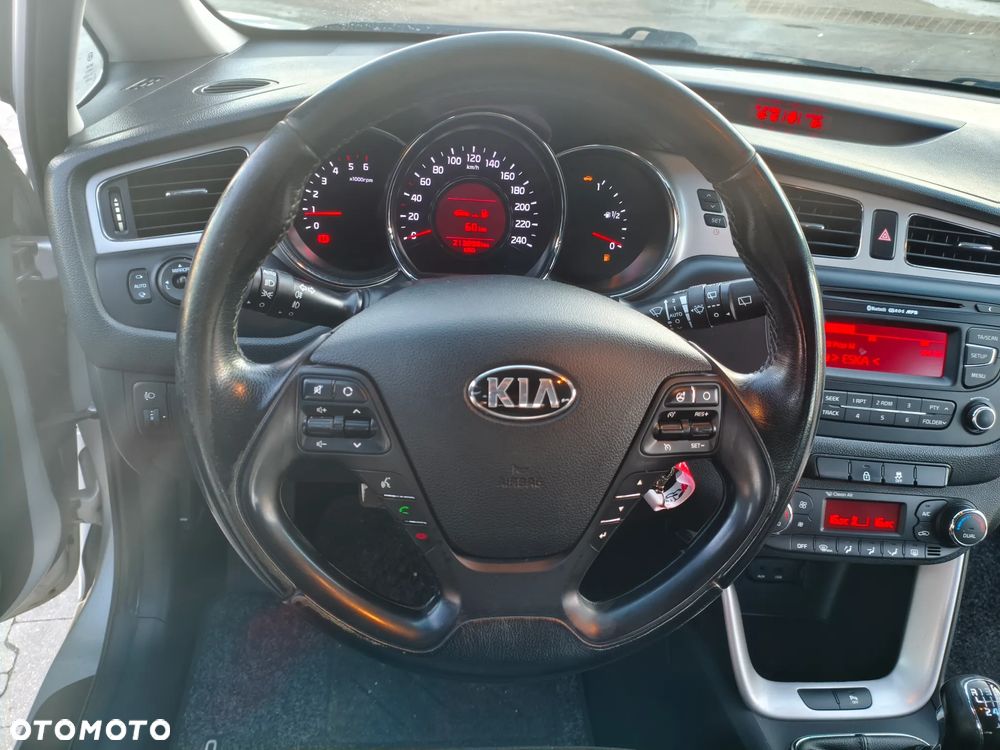 Kia Ceed 1.6 CRDi 128 Dream Team Edition - 24