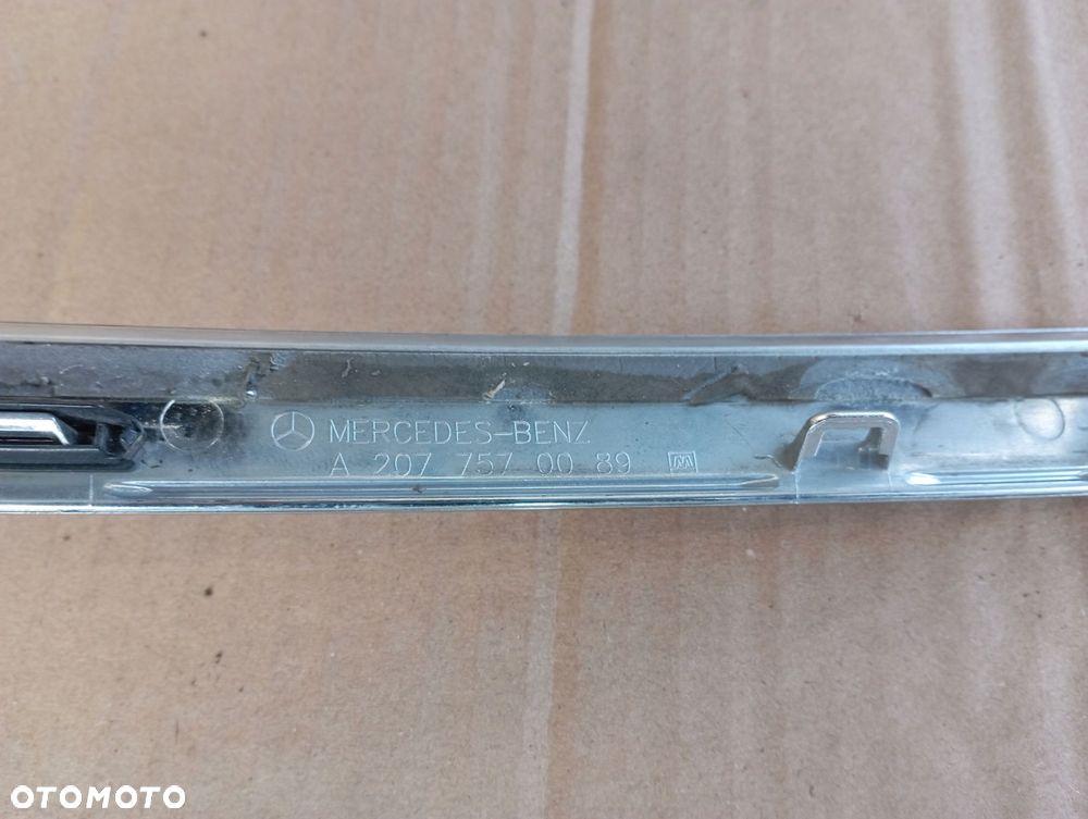MERCEDES E W207 CABRIO COUPE CHROM KLAPY BAGAŻNIKA A2077570089 - 4
