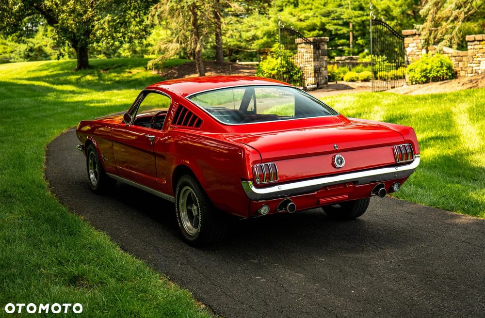 Ford Mustang - 4