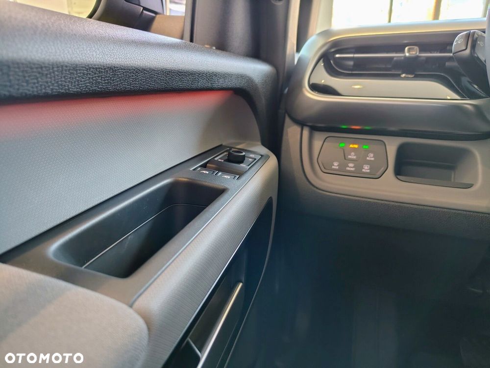 Volkswagen ID. Buzz Pro z długim rozstawem osi silnik: 210 kW (286 KM) 86 kWh / skrzynia biegów: Automatyczna 1 biegowa rozstaw osi: 3239 mm - 15