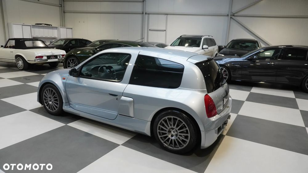 Renault Clio 3.0 V6 Sport - 12