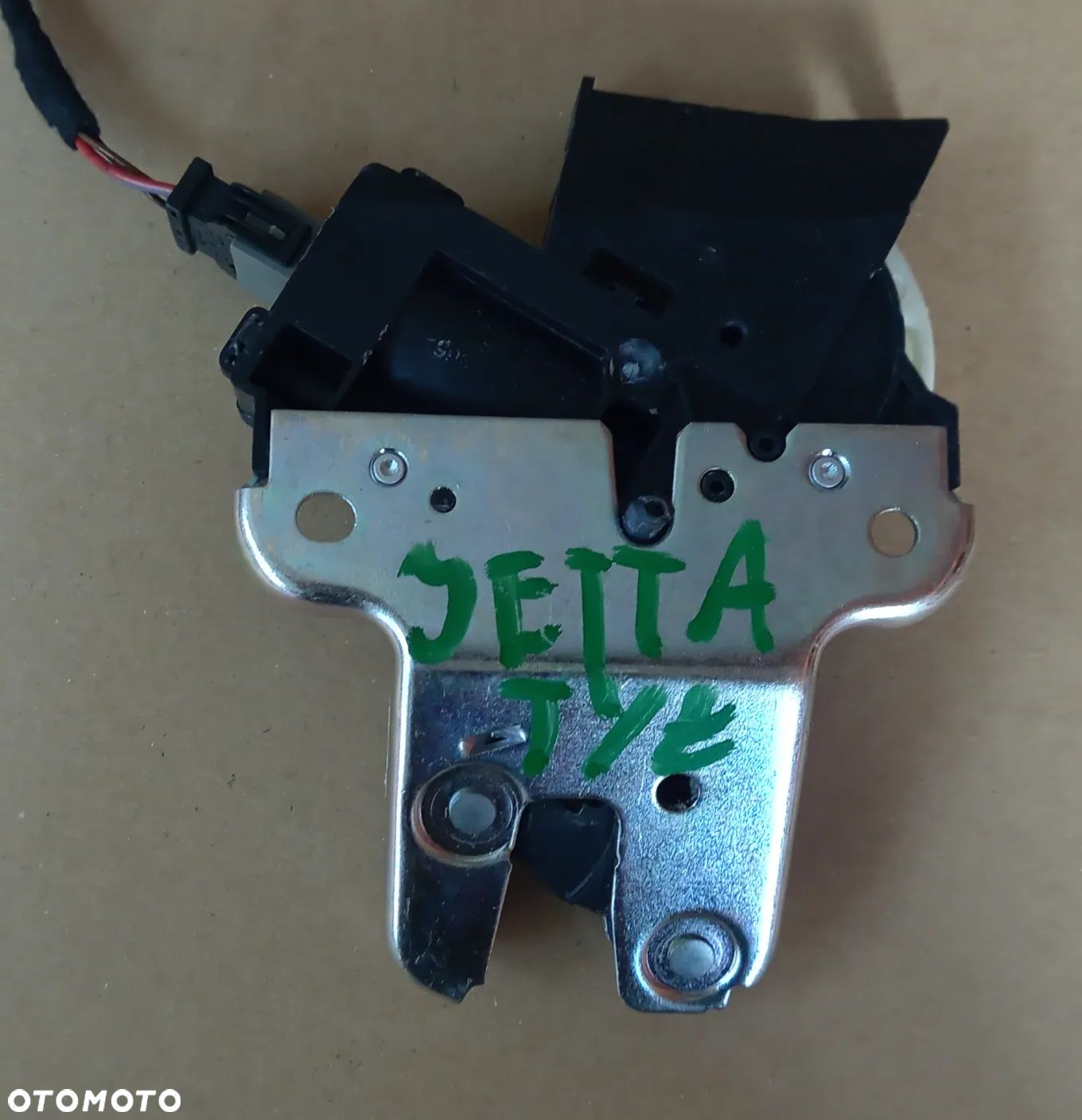 Vw  Jetta zamek klapy bagażnika  4F5827505D - 1