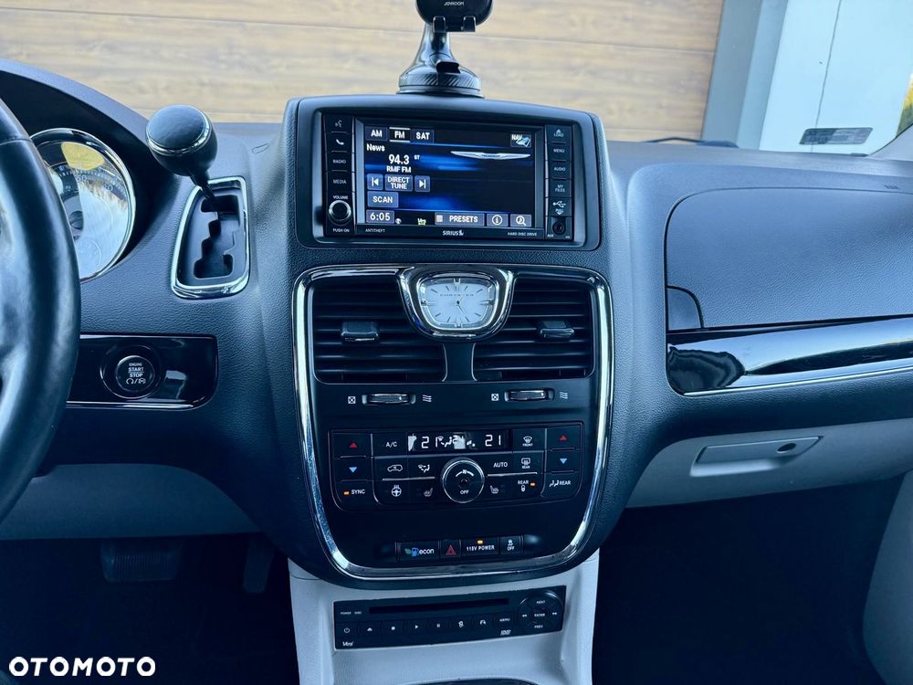 Chrysler Town & Country 3.6 Limited - 25