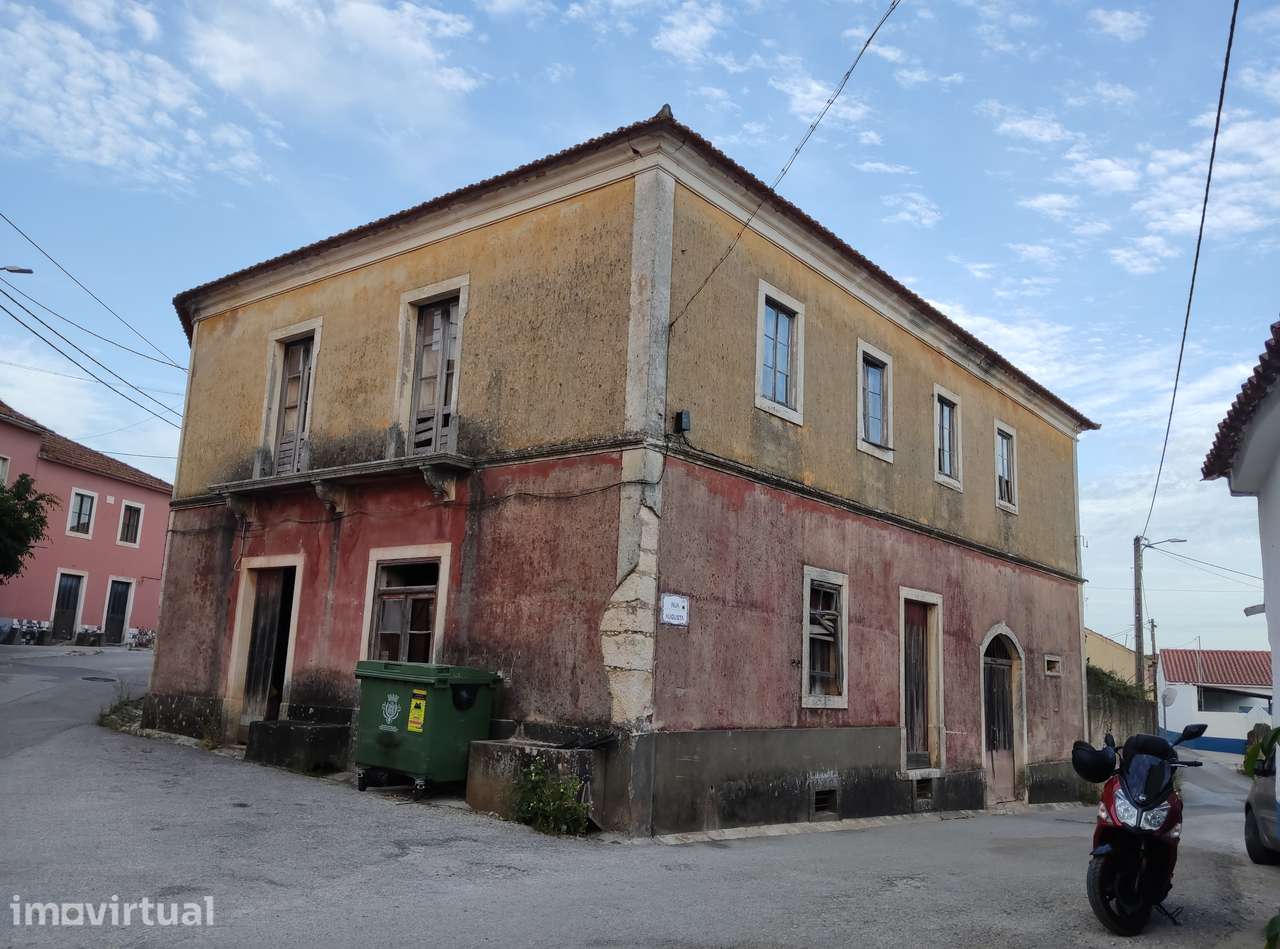 Casa rústica T5 com sótão no centro da aldeia e anexos em ruínas.