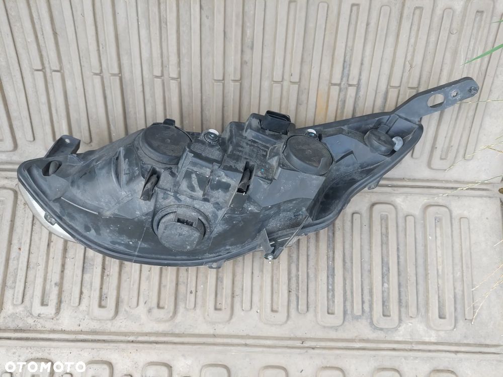 Reflektor prawy Ford B-Max - 3