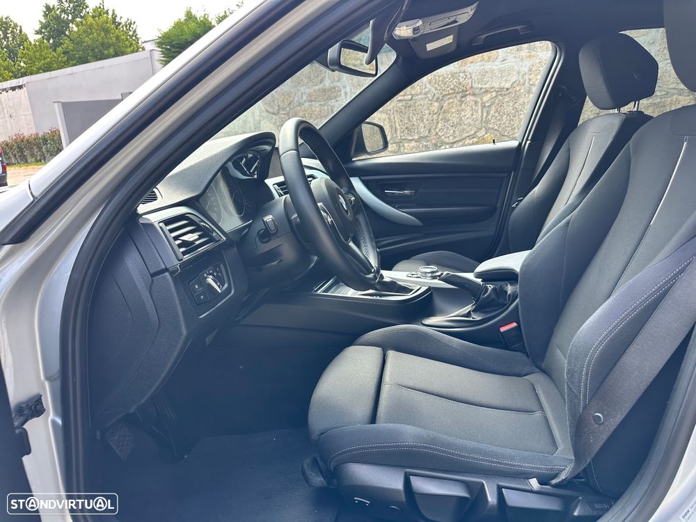 BMW 318 d Line Sport - 24