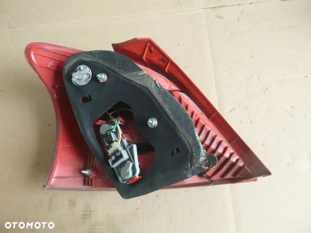 LAMPA PRAWY TYŁ PRAWA TYLNA TOYOTA YARIS II 5D 05-09 - 10