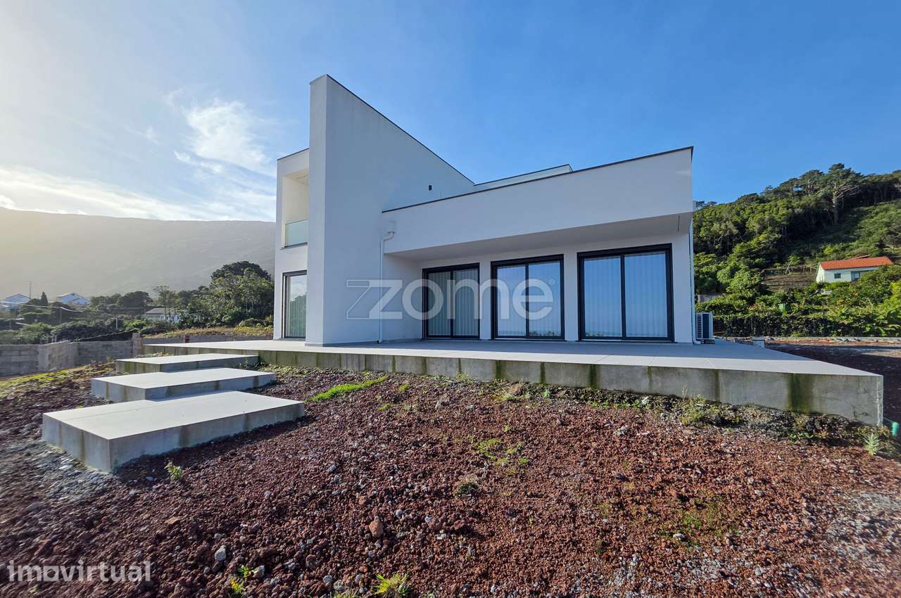 Moradia Contemporânea com Vista Mar na Prainha | Potencial T2 - Grande imagem: 2/18
