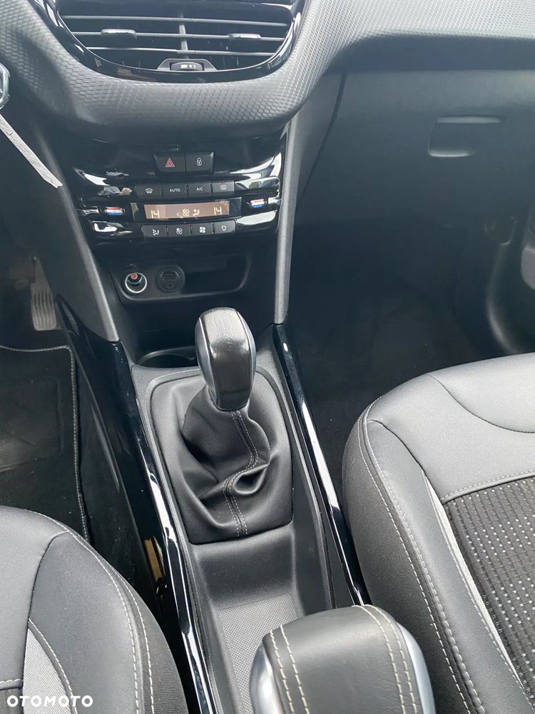 Peugeot 2008 1.2 Pure Tech Allure S&S - 13