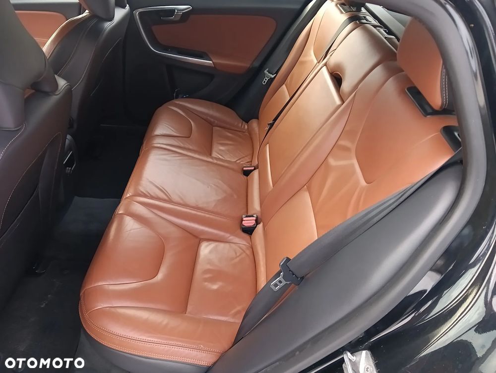 Volvo V60 D6 AWD Plug-in Hybrid R-Design Momentum - 39