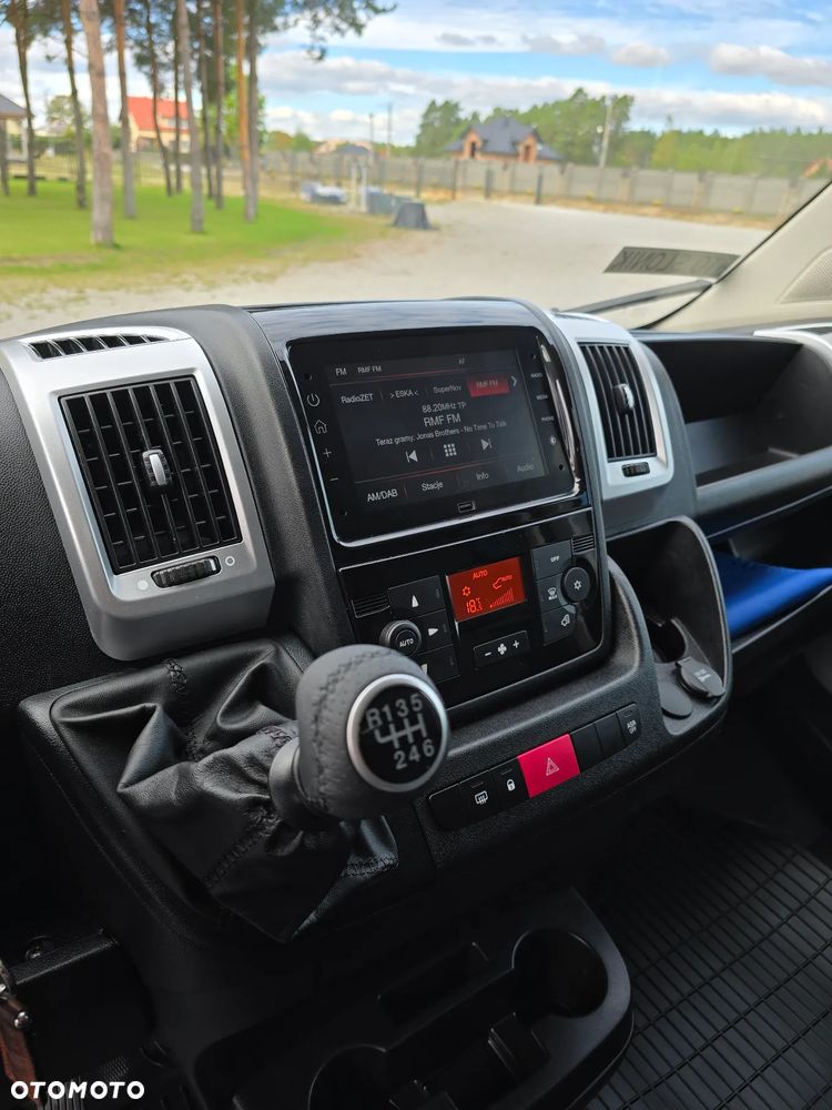 Fiat DUCATO L4H2 MAXI 1257Kg ŁADOWNOŚĆ SILNIK 2,3 IVECO POWER 180 KM SALON PL LEDY TEMPOMAT KAMERA COFANIA KLIMA AUOMATYCZNA SIEDZENIE KIEROWCY KOMFORTOWE, HYDRAULICZNE  OPONY ZIMA LATO SERWIS DO OSTATNIEGO Km STAN JAK NOWY - 15