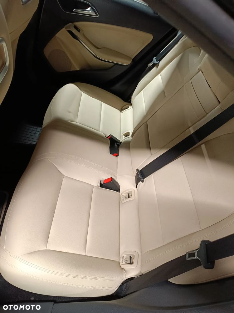 Mercedes-Benz CLA 250 4Matic 7G-DCT - 15