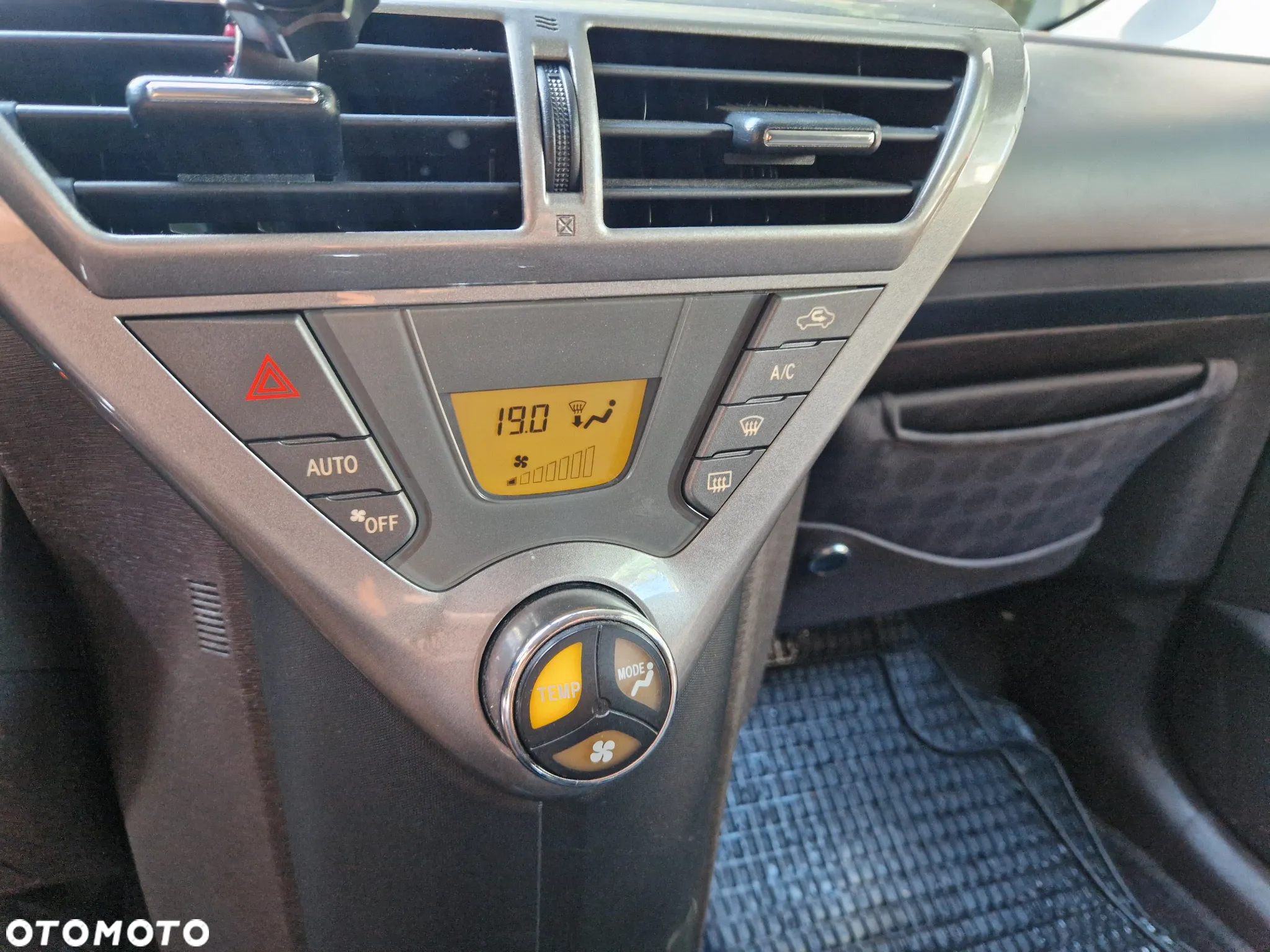 Toyota iQ - 16