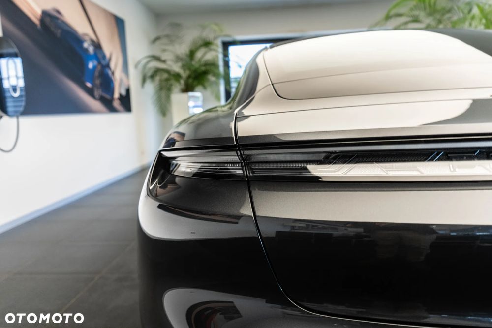 Porsche Taycan 105kWh 4S Black Edition - 32