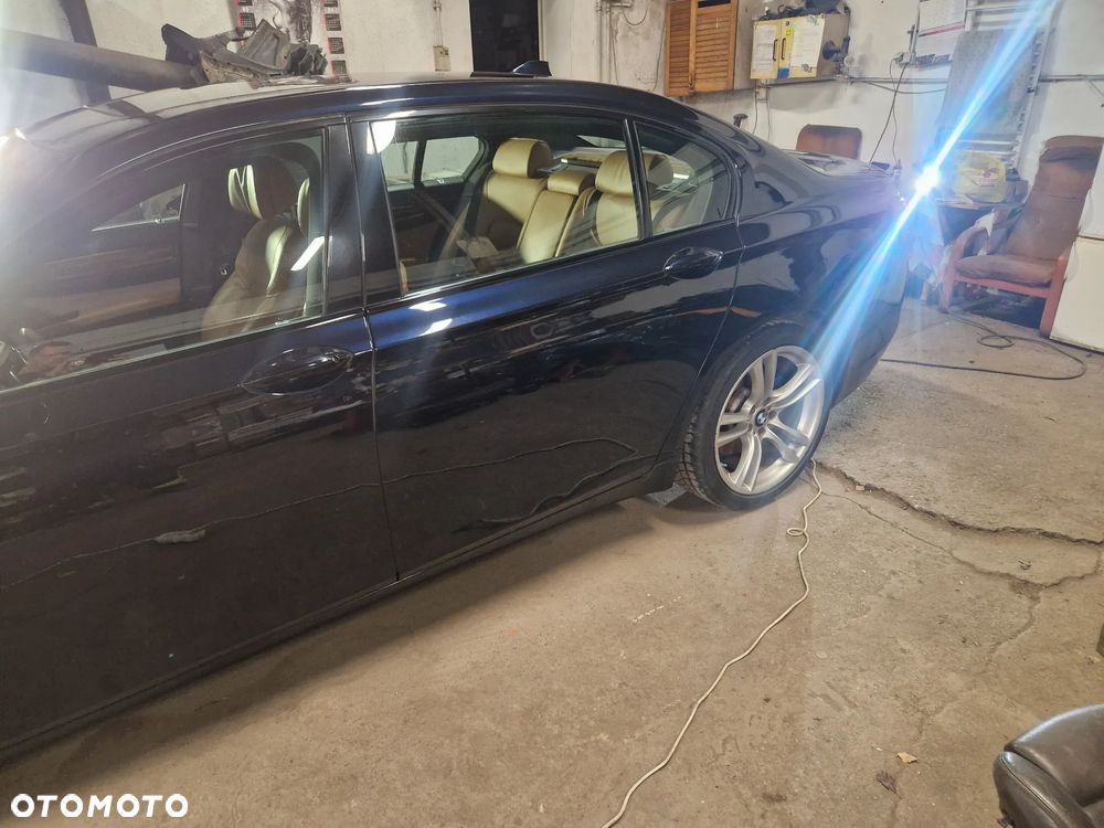 BMW Seria 7 740Li - 32
