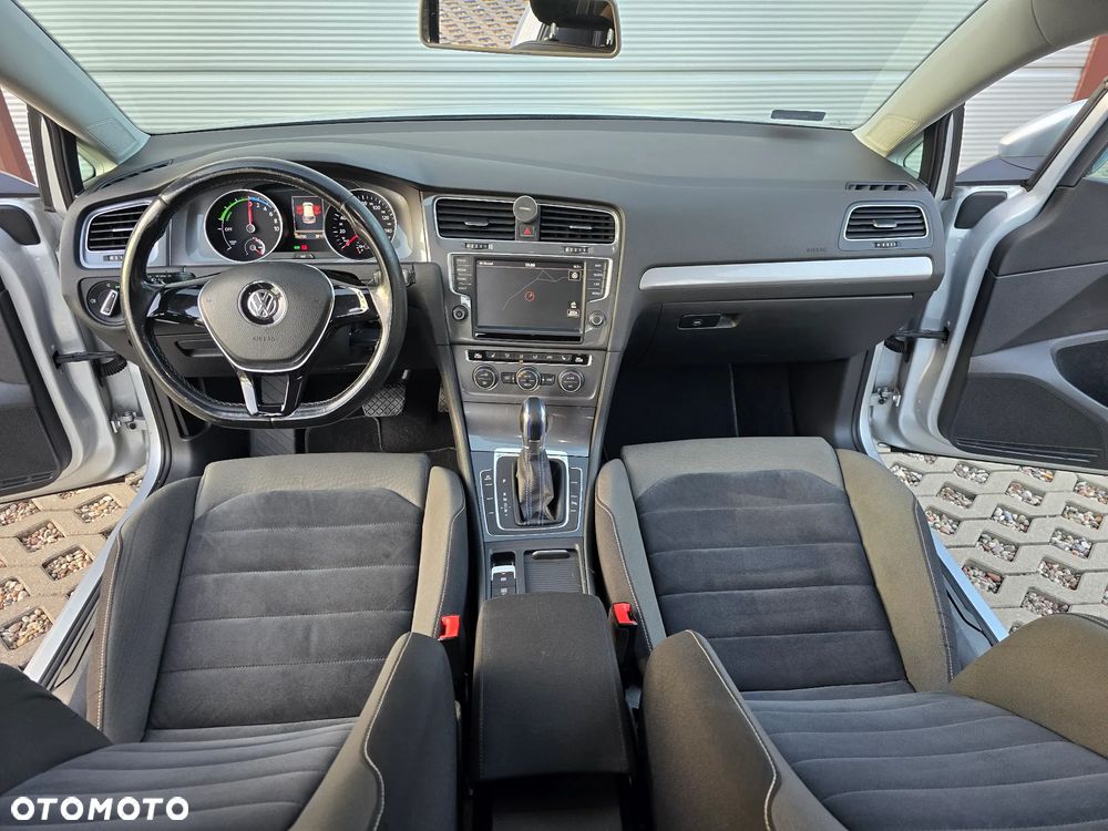 Volkswagen Golf - 6
