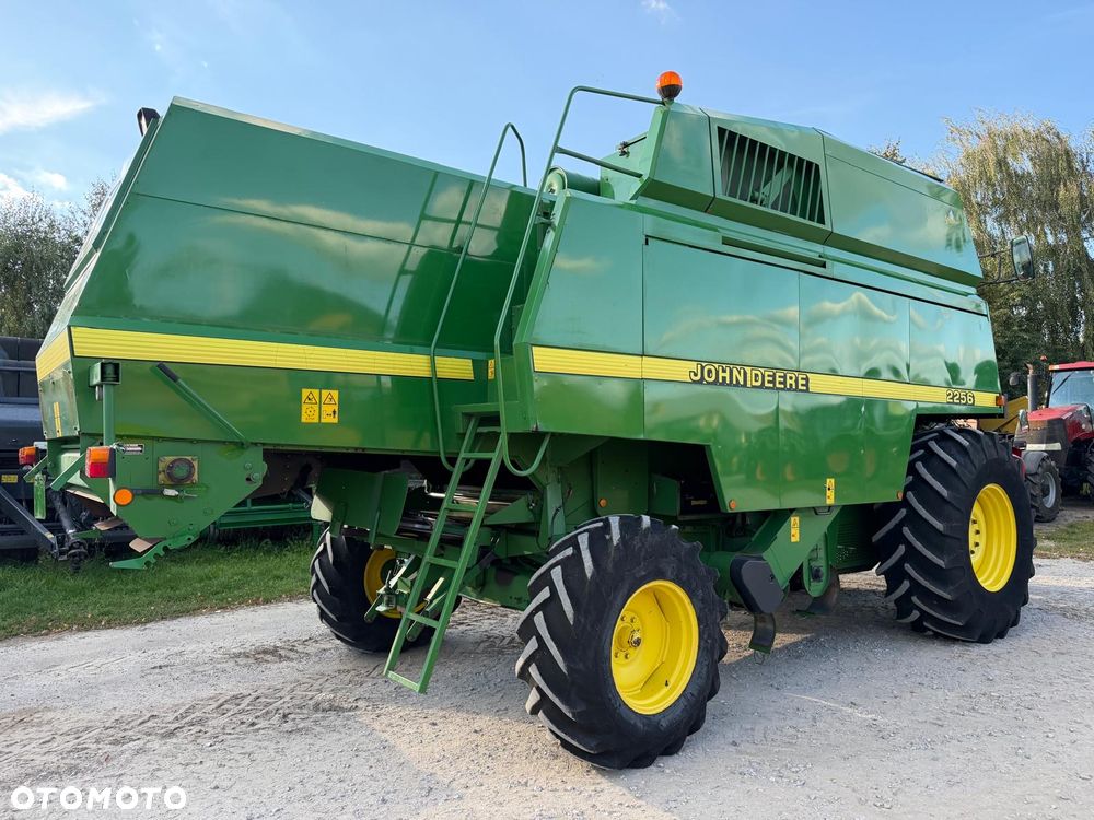 John Deere 2256 - 2