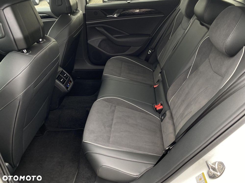 Volkswagen Passat Variant 2.0 TDI SCR 4Mot Elegance DSG - 29