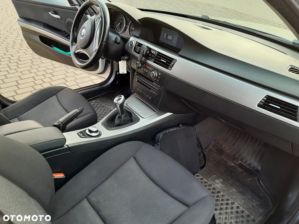 BMW Seria 3 320d DPF Touring - 15