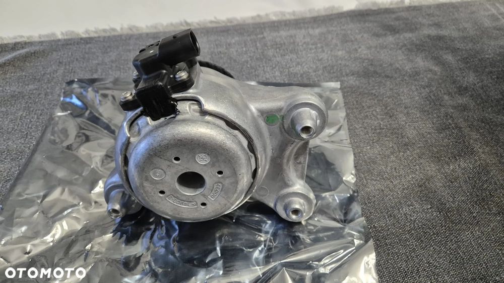 Mercedes C 63 AMG Łapa Poduszka silnika A2052409300 - 5