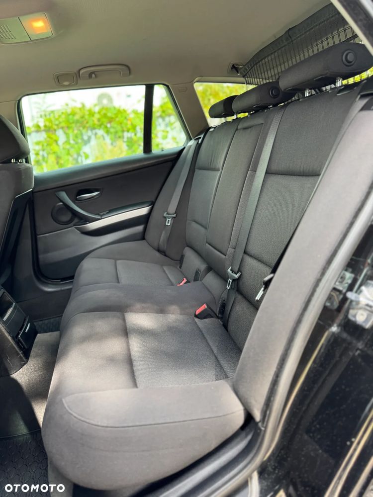 BMW Seria 3 320i Touring - 31