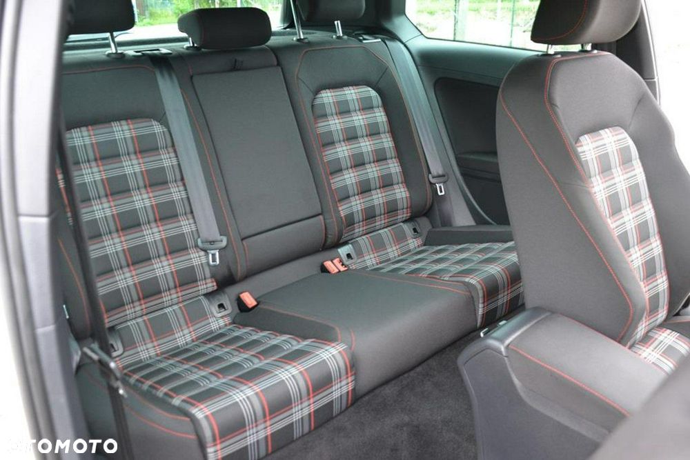 Volkswagen Golf - 22