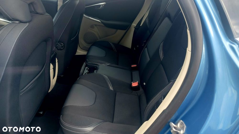 Volvo V40 D4 Momentum - 24