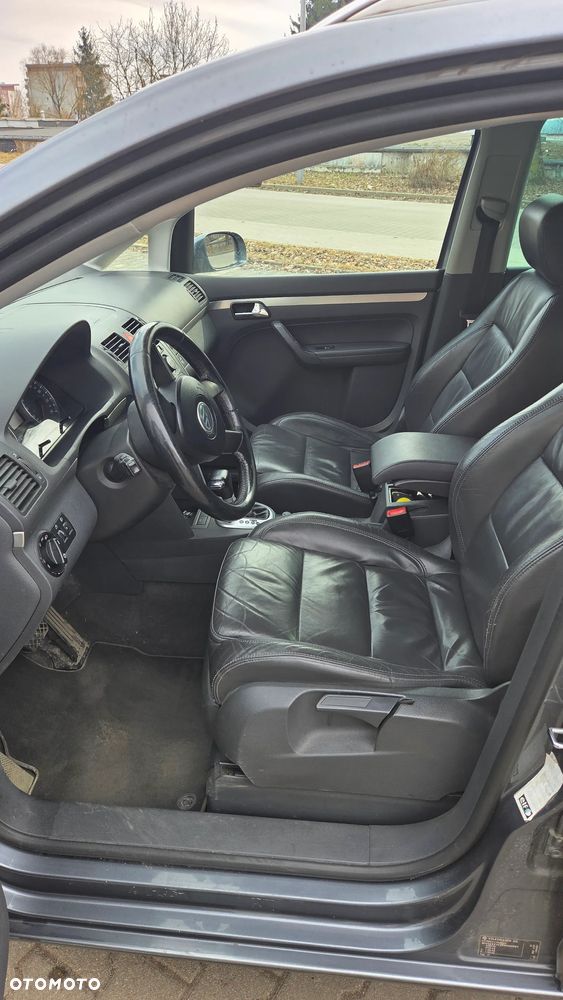 Volkswagen Touran 2.0 TDI Trendline DSG - 12