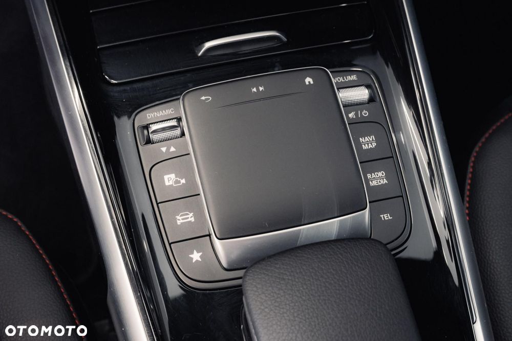 Mercedes-Benz GLB 200 4-Matic AMG Line 8G-DCT - 24