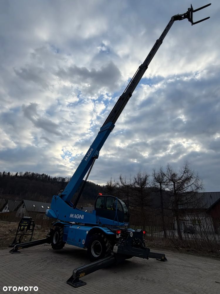 Magni RTH 6.30 SH-M/C . Ładowarka Teleskopowa Dźwig Zwyżka 30 metrów wysuw . Udźwig 6 ton. 4391 mtg Kosz (Pilot 2 funkcje) Wciągarka hydr. Widły. Jak Nowa z Norwegii! 2018rok. KLIMA Webasto post. Aktualna DEKRA 2026r. skręt 4 koła KRAB. Auto-poziomowanie! Zero luzów wycieków jak Nowa z salonu. Pełny Obrót. Małe Gabaryty maszyny. Mała waga 21 ton a potężny zasięg i udzwig! - 15
