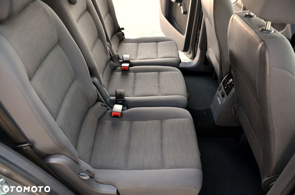 Volkswagen Touran - 17