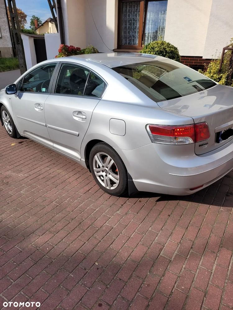 Toyota Avensis 2011 photo 2