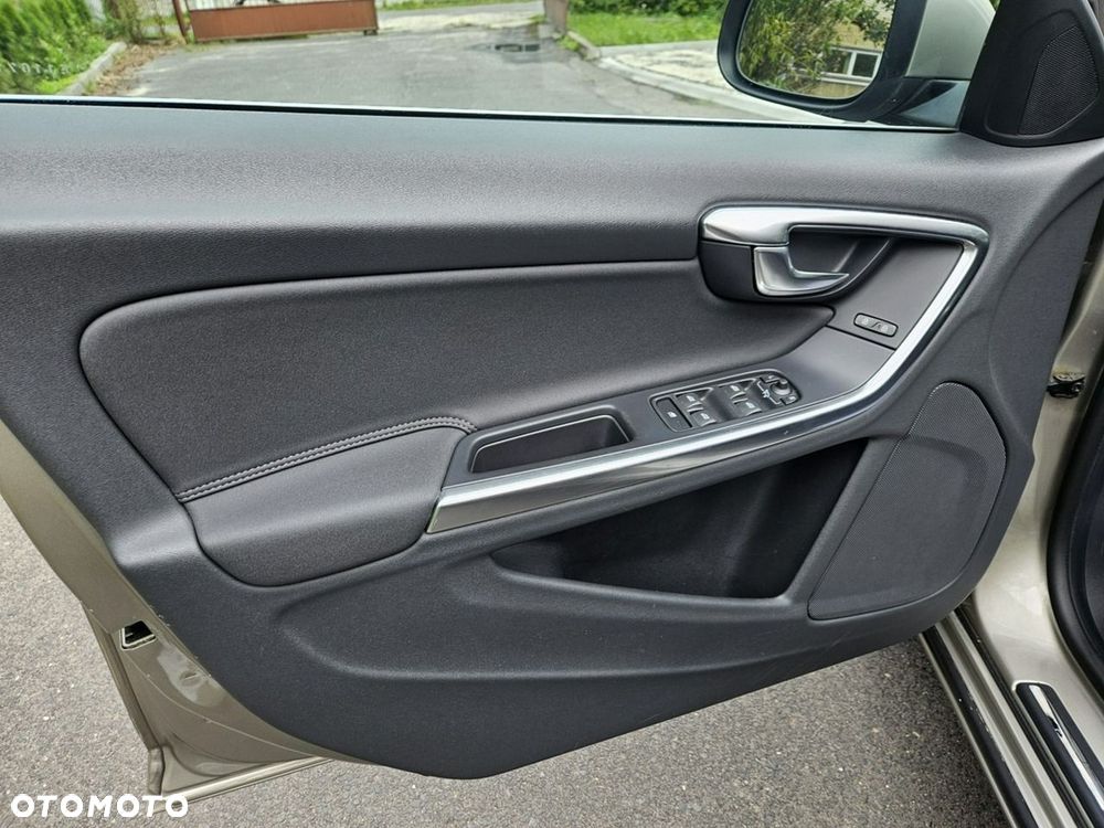 Volvo V60 D4 Momentum - 14